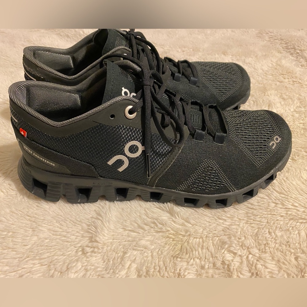 Women’s black OnCloud shoes size 7